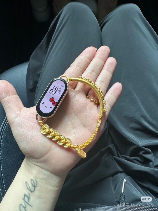 用户给小米手环定制黄金腕带 网友酸了