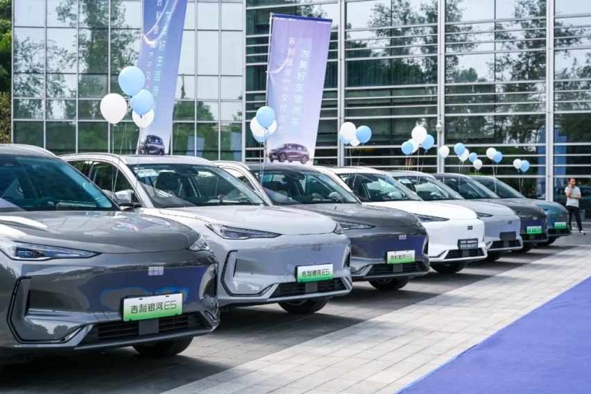 吉利银河E5重庆火爆交付 智享纯电SUV启航插图1