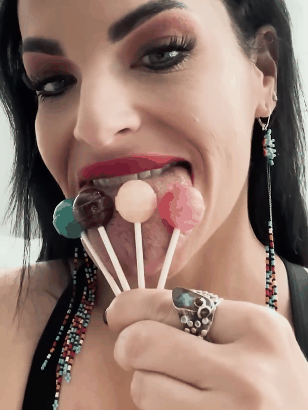 美国一姐姐拥有世界最宽的舌头!一次性可吃四个棒棒糖插图 美国一姐姐拥有世界最宽的舌头!一次性可吃四个棒棒糖