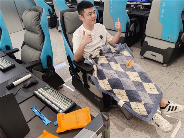 171台都是i9-14900K!全国最大全场i9K网咖开业 曾经的网吧彻底变了插图14 171台都是i9-14900K!全国最大全场i9K网咖开业 曾经的网吧彻底变了