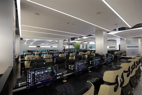 171台都是i9-14900K!全国最大全场i9K网咖开业 曾经的网吧彻底变了插图5 171台都是i9-14900K!全国最大全场i9K网咖开业 曾经的网吧彻底变了