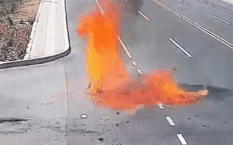 摩托车超速行驶撞上拐弯SUV：支离破碎、原地起火