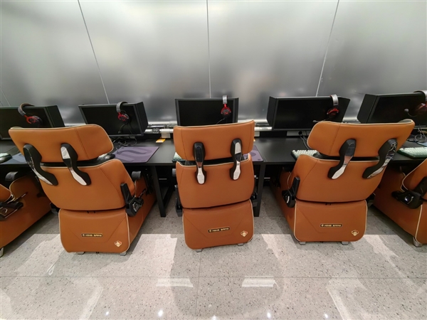 171台都是i9-14900K!全国最大全场i9K网咖开业 曾经的网吧彻底变了插图13 171台都是i9-14900K!全国最大全场i9K网咖开业 曾经的网吧彻底变了