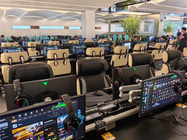 171台都是i9-14900K!全国最大全场i9K网咖开业 曾经的网吧彻底变了插图24 171台都是i9-14900K!全国最大全场i9K网咖开业 曾经的网吧彻底变了