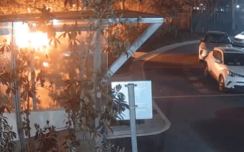 男子一小时11次连续抛烟头引燃楼下车辆：情节严重可重判！