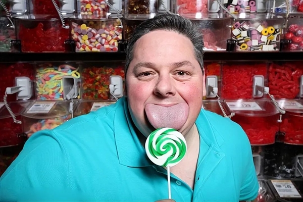 长宽都有7.9cm、可同时舔4颗棒棒糖:美国女子舌头太猛了插图3 长宽都有7.9cm、可同时舔4颗棒棒糖:美国女子舌头太猛了