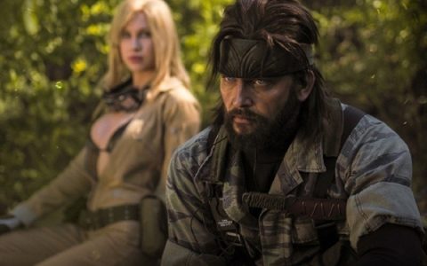 《合金装备3》斯内克和伊娃COS图：瀑布下湿身美女