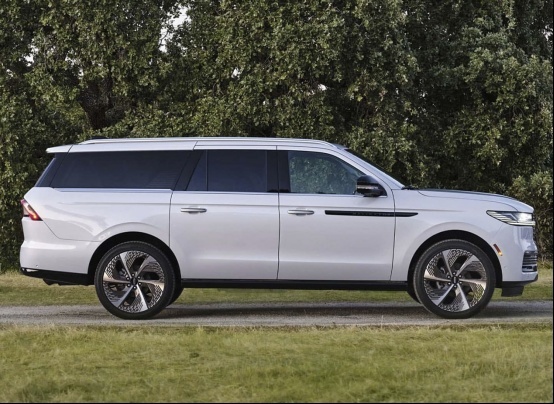 硬派感十足 全新林肯领航员亮相2024圆石滩车展插图3 硬派感十足 全新林肯领航员亮相2024圆石滩车展