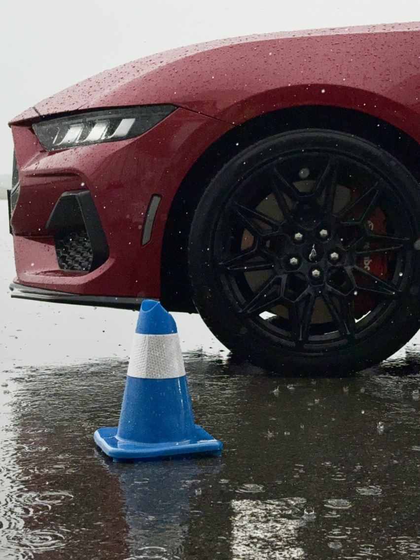 短试福特全新一代Mustang:暴雨中感受汽油味信仰插图10 短试福特全新一代Mustang:暴雨中感受汽油味信仰插图10