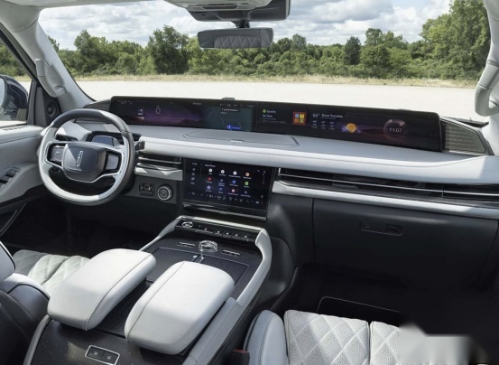 硬派感十足 全新林肯领航员亮相2024圆石滩车展插图6 硬派感十足 全新林肯领航员亮相2024圆石滩车展