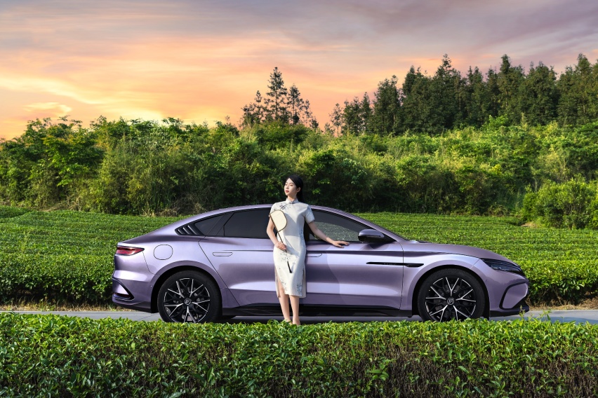 女性品质座驾首选，汉EV荣耀版加持暮山紫，尊贵价值再进阶