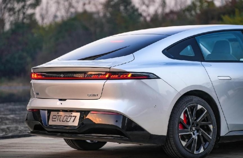 仪表能翻转，还有电动剪刀门，东风奕派这台车不简单