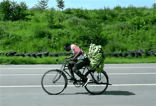 奥德彪骑二八大杠载着香蕉赛道飙车：绝杀职业车手的共享单车