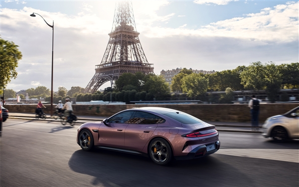 官方公布小米SU7巴黎之旅PC、手机壁纸 赶紧来换插图6 官方公布小米SU7巴黎之旅PC、手机壁纸 赶紧来换