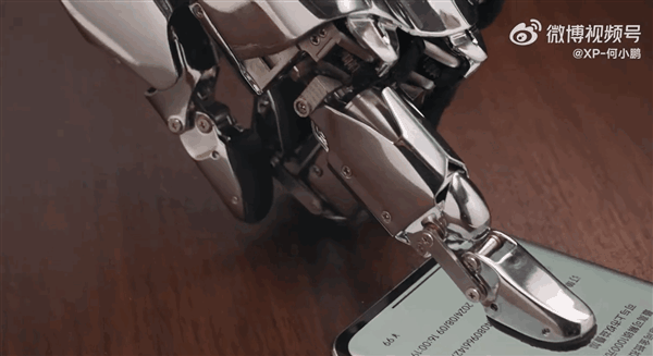 小鹏全新机器手首次亮相!钢铁助理帮何小鹏下单小鹏Mona M03插图3 小鹏全新机器手首次亮相!钢铁助理帮何小鹏下单小鹏Mona M03