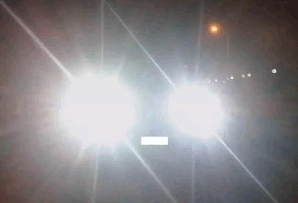 因远光灯晃眼轿车失控撞树起火：网友直呼应严惩此行为