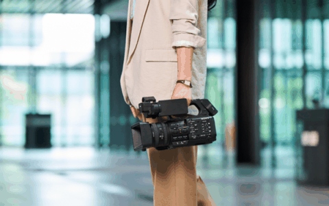 2.9万元起！索尼发布两款便携4K摄像机：1英寸CMOS 支持AI自动构图