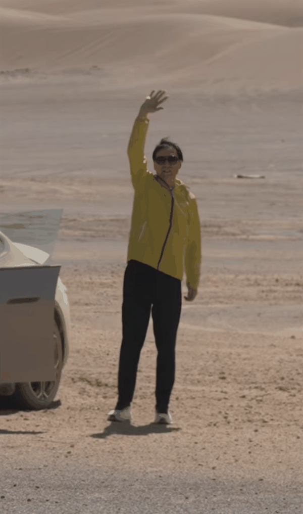 雷军戴墨镜首次开小米SU7沙漠漂移 网友:帅的能拍《速度与激情》系列插图 雷军戴墨镜首次开小米SU7沙漠漂移 网友:帅的能拍《速度与激情》系列