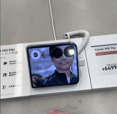 小米MIX Flip被网友玩坏:外屏换上雷军壁纸 镭射眼效果绝了插图2 小米MIX Flip被网友玩坏:外屏换上雷军壁纸 镭射眼效果绝了