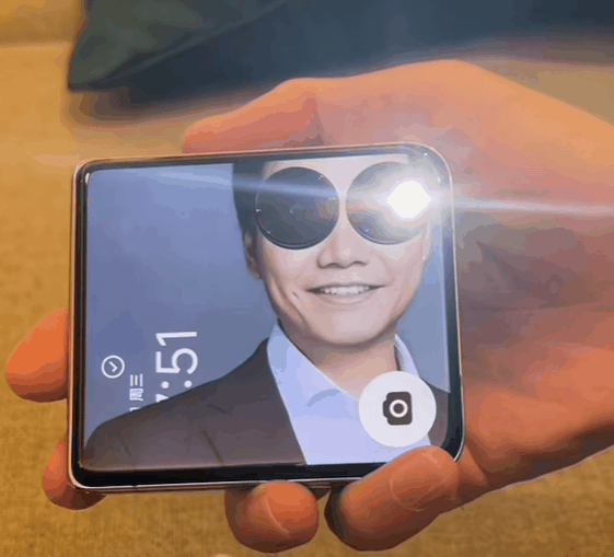 小米MIX Flip被网友玩坏:外屏换上雷军壁纸 镭射眼效果绝了插图 小米MIX Flip被网友玩坏:外屏换上雷军壁纸 镭射眼效果绝了