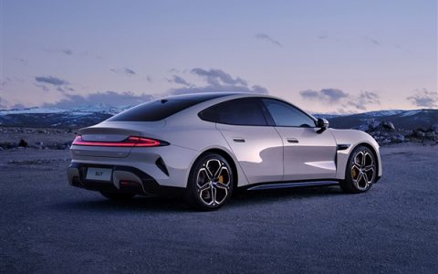 雷军含泪卖！小米卖一辆车亏6万多：希望用一款车的规模超越同行几款车