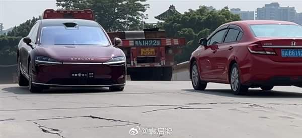 享界S9高速飞坡测试测试者被禁言后:这件事我过去了 无所谓对错不争了插图 享界S9高速飞坡测试引争议 官方称有人动方向盘:测试者被禁言 若造谣可起诉我