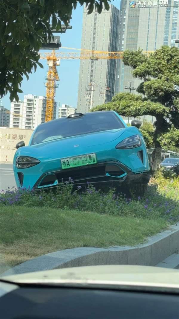 美女开小米SU7出事故冲上花坛：人没事、先拍照留念