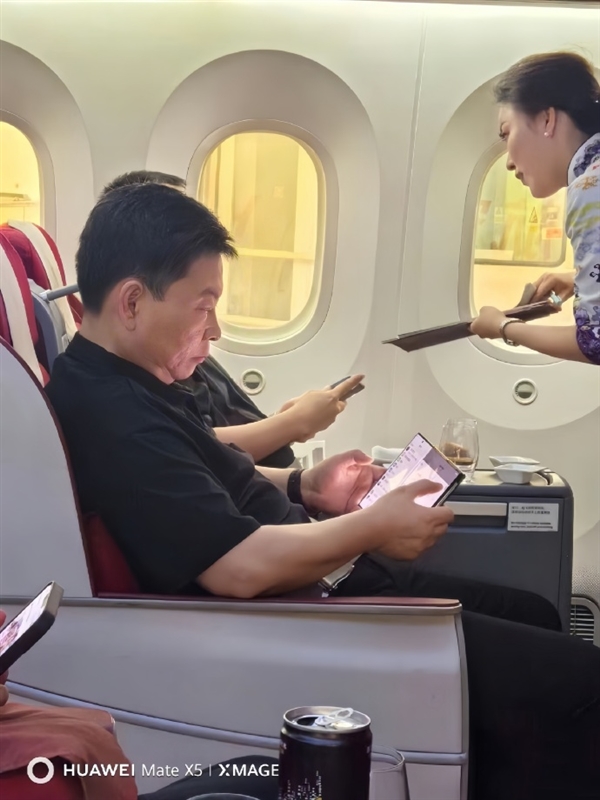 可能是华为最贵机型！余承东用上三折叠屏手机：售价要媲美顶配苹果16