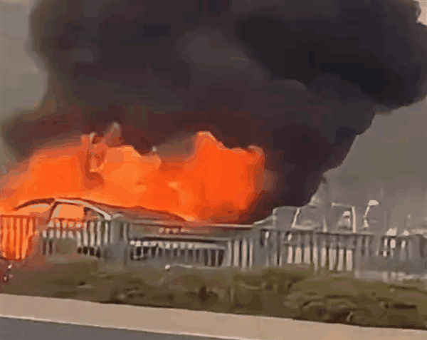 一小鹏轿车街边起火爆燃 小鹏回应:非动力电池起火插图1 一小鹏轿车街边起火爆燃 小鹏回应:非动力电池起火