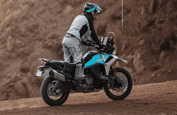双缸水冷、低置马鞍油箱：春风动力800MT-X冒险摩托亮相