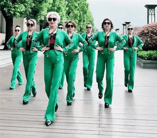 为什么妈妈们热衷参加模特队啊