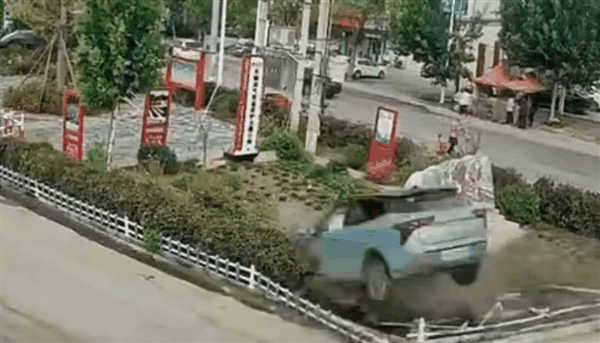 哪吒V撞击后起火自燃原因公布!驾驶员地板油加速持续13秒插图 哪吒V撞击后起火自燃原因公布!驾驶员地板油加速持续13秒