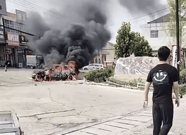 哪吒V撞击后起火自燃原因公布!驾驶员地板油加速持续13秒插图1 哪吒V撞击后起火自燃原因公布!驾驶员地板油加速持续13秒