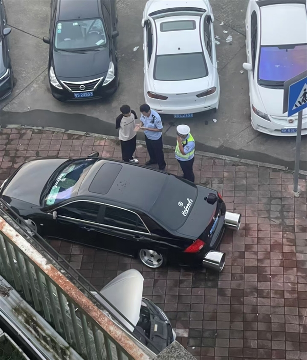 男子爆改本田:双出排气筒比烟囱还粗插图2 男子爆改本田:双出排气筒比烟囱还粗