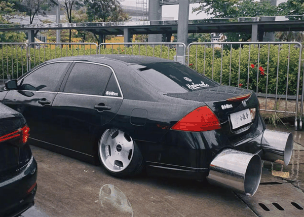 男子爆改本田:双出排气筒比烟囱还粗插图 男子爆改本田:双出排气筒比烟囱还粗