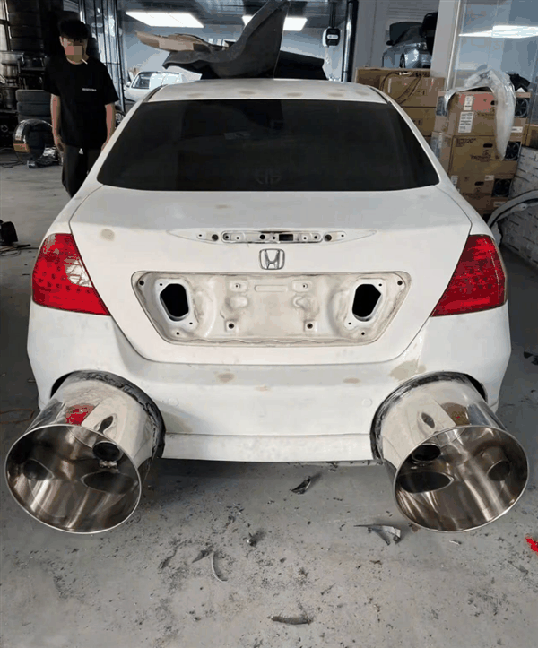 男子爆改本田:双出排气筒比烟囱还粗插图1 男子爆改本田:双出排气筒比烟囱还粗