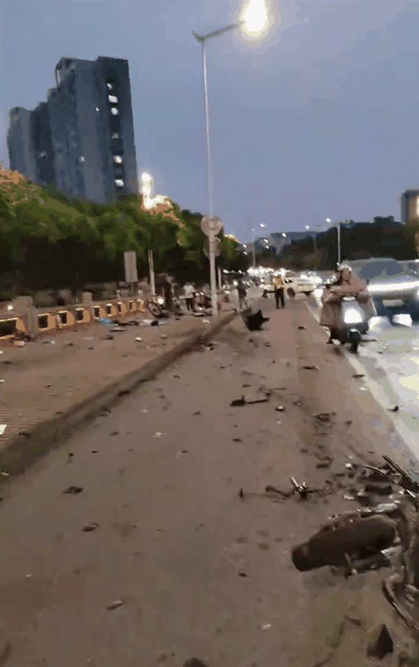 特斯拉撞上双黄线拐弯本田雅阁致无辜路人身亡：官方通报