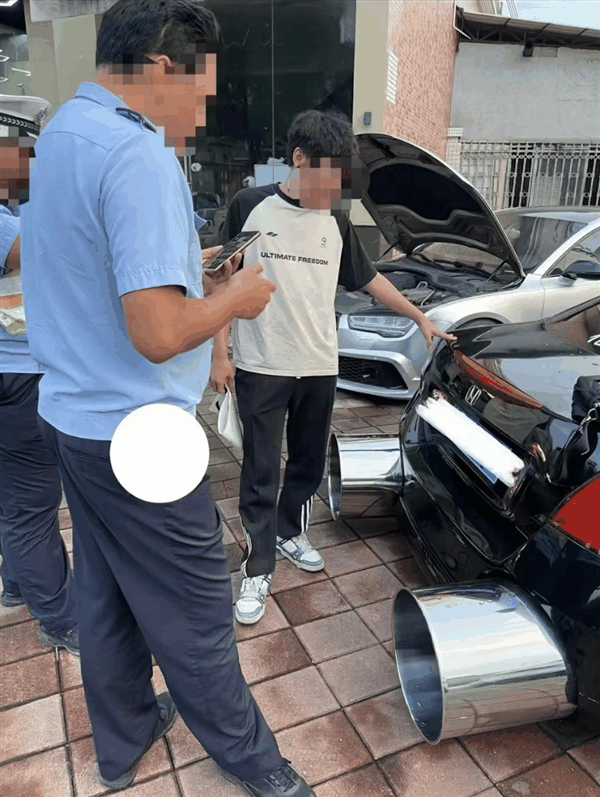 男子爆改本田:双出排气筒比烟囱还粗插图3 男子爆改本田:双出排气筒比烟囱还粗