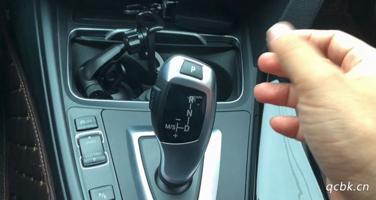 自动挡车怎么停车 自动挡汽车正确停车步骤(自动挡车怎么停车才正确)插图