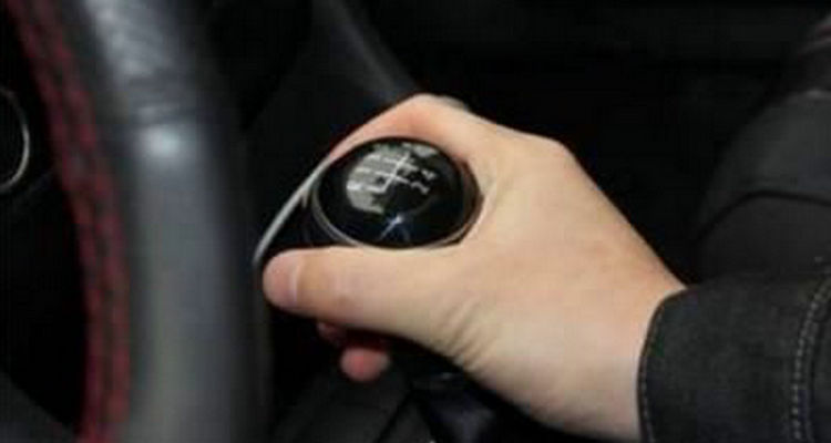 手动挡挡位和速度怎么匹配(手动挡挡位和速度不匹配会伤发动机吗)