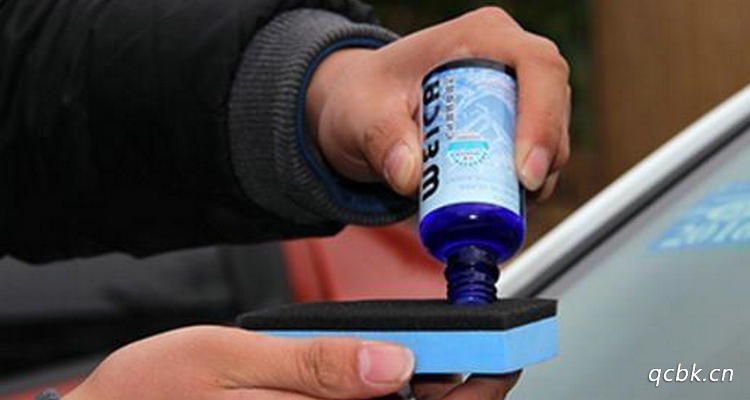 汽车挡风玻璃内部油膜怎么去除(汽车挡风玻璃内部越擦越模糊)