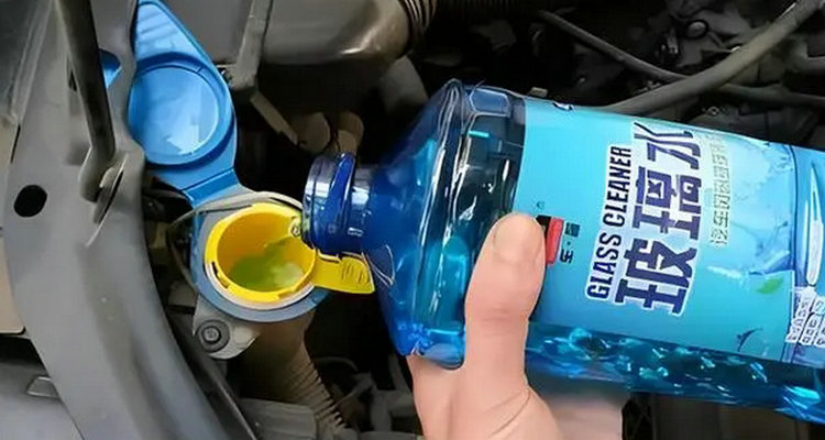 防冻和不防冻玻璃水区别是什么(防冻玻璃液和不防冻的能掺一起吗)插图