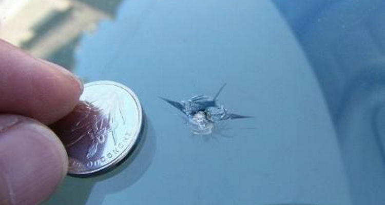 前挡玻璃被砸了个小坑怎么修复(前挡玻璃被砸了个小白点)