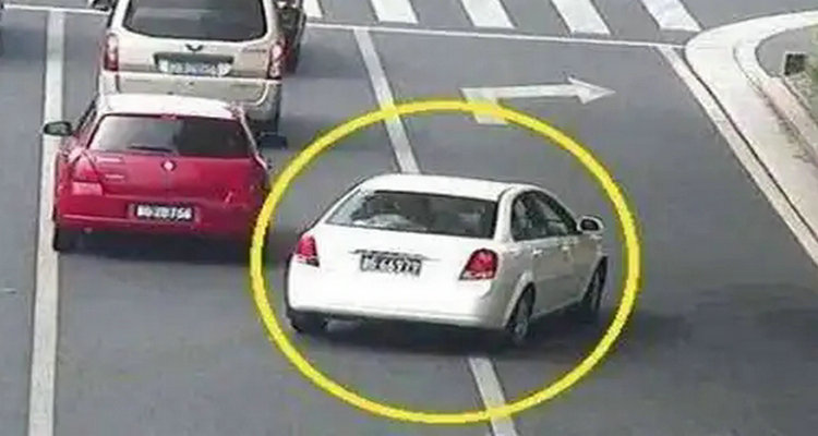 红绿灯路口压线变道扣几分(红绿灯路口压线变道怎么处理)插图