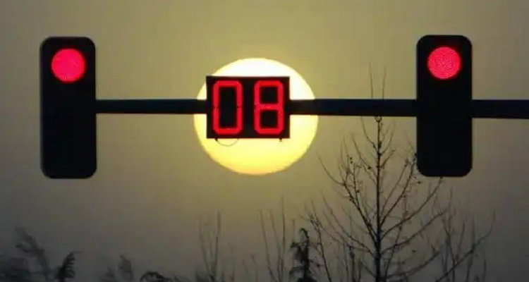 闯红灯违章多久处理算逾期(闯红灯违章多久能查到)