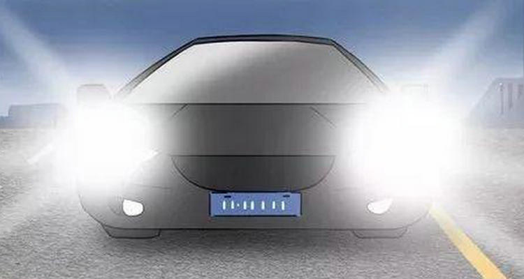 错误使用远光灯一次记多少分(使用远光灯导致的事故怎么定责)插图