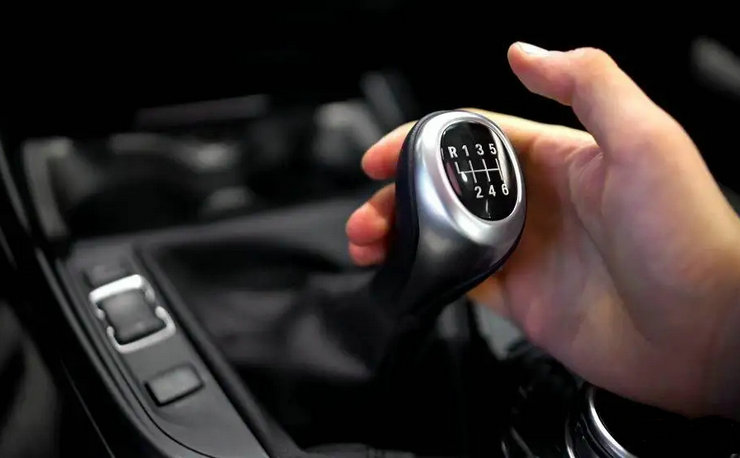 开手动挡的车怎么起步才不熄火(开手动挡的车怎么挂档)