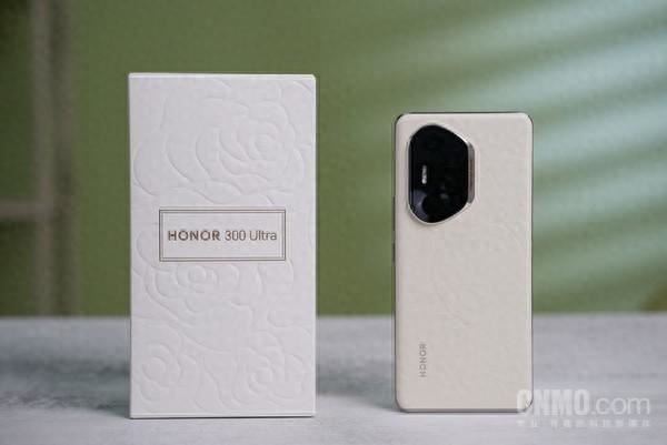 浮雕美背+旷野舷窗! 荣耀300 Ultra上手体验