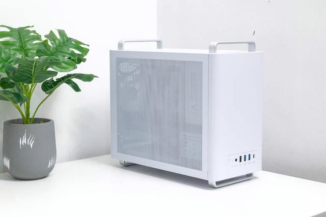 8万散热孔驰骋黑神话? 硕一凤凰U320桌面极简机箱装机测评插图1