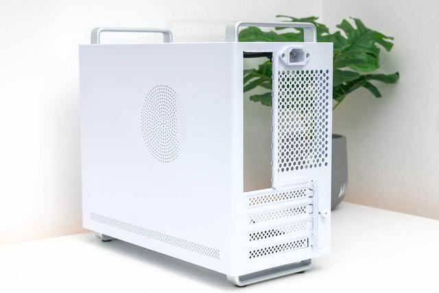 8万散热孔驰骋黑神话? 硕一凤凰U320桌面极简机箱装机测评插图8